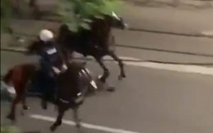 Beograd-konjicka-policija-nemiri-Foto-@neinspirativan-Twitter-Screenshot