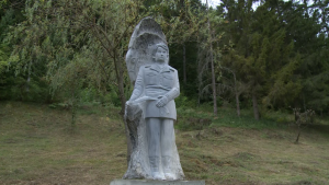 res_1629818361_postavljen-spomen-kip-spomenku-gosticu-u-petrovu