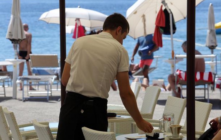 hrvatska-turizam-konobar-radnici-more