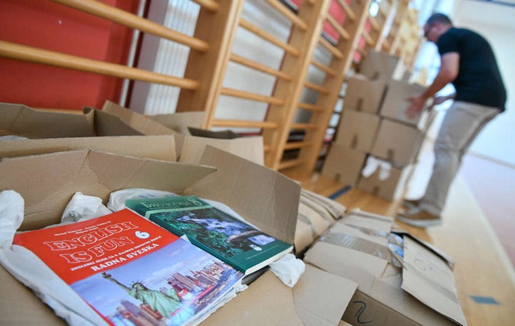 Podjela-udzbenika-Banjaluka-872x610