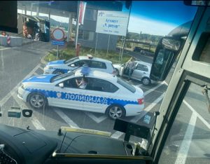 res_1665067242_policija-u-doboju-zaustavila-autobuse-iz-bijeljine-pregleda-spisak-putnika-i-iscrpljuje-ljude