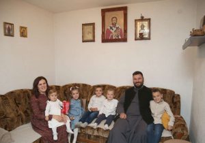 sipovo-svestenik-miroslav-kerlec-sa-porodicom-01-foto-s-pasalic-872x610