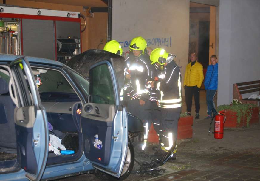 zapaljen-automobil-vatrogasci-banjaluka-5-872x610