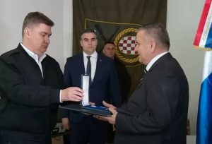 zoran-milanovic-odlikuje-pripadnike-hvo-u-derventi-872x592