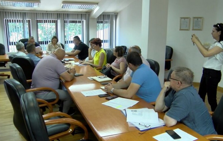 Sednica-kriznog-tima-za-pracenje-fricke-kuge.mp4_snapshot_00.00.253-768x432