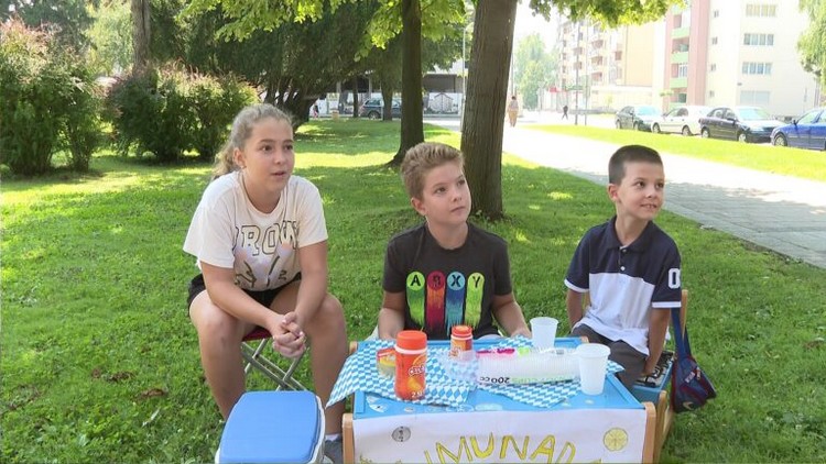 16.08.-Doboj-prodaja-limunade-za-Novosti0003612023-08-16-16-15-21-768x432