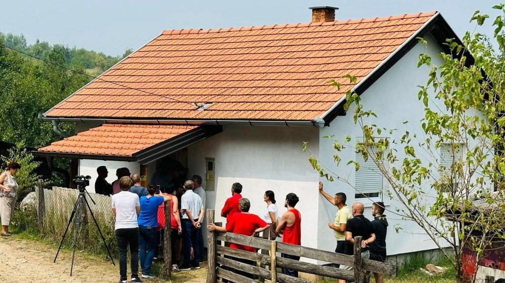 c776cb71-e31b-4c3c-818f-a15699a4086e