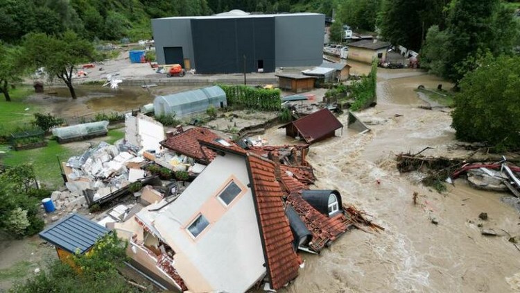 jeziva-snimka-bujica-u-sloveniji-sravnila-je-kucu-sa-zemljom-768x432