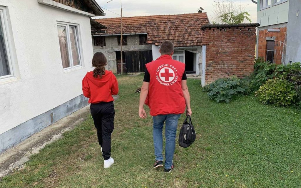 crveni krest-pomoć starim licima