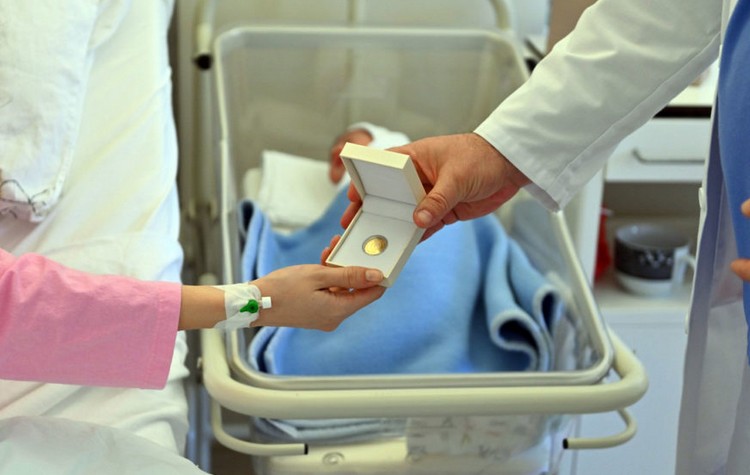 Bijelji-beba-zlatnik-Nova-godina-872x610