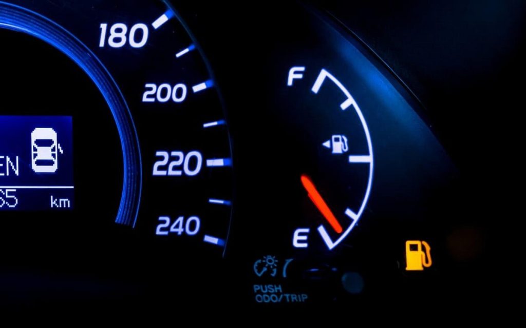 nisko-gorivo-rezerva-auto