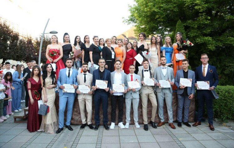 IMG-9dca8ef069fdef9eb8bccc96455a0750-V-768x512