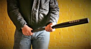 nasilnik-bejzbol-palica-nasilje-