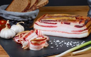bijeli-luk-DOMAĆA-SLANINA-paradajz