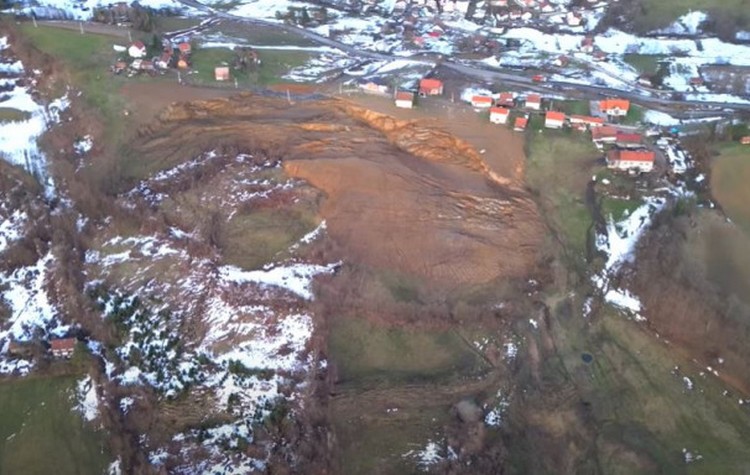 res_1736528591_snimak-iz-vazduha-pokazuje-razmjere-klizista-u-maglaju