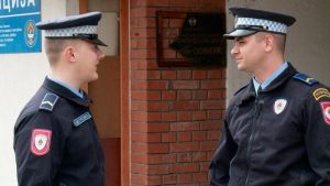 res_1743446643_dva-mlada-policajca-sprijecila-muskarca-da-skoci-s-mosta