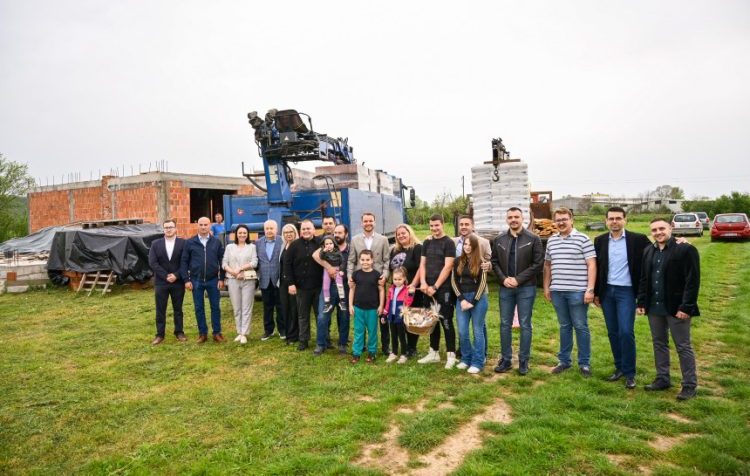 res_1744912046_stanivukovic-posjetio-viseclanu-porodicu-paljic-iz-modrice