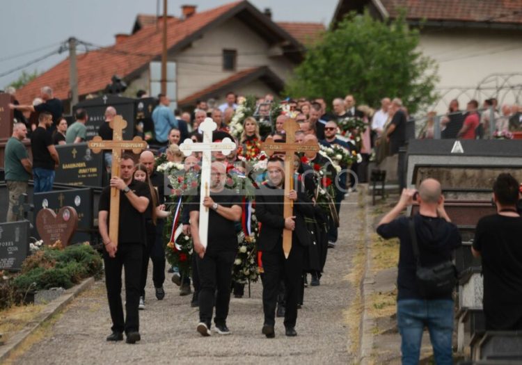 sahrana-porodica-Todorovic-foto-S-Pasalic-ringier-8-watermarked-872x610