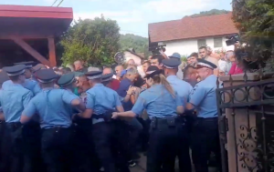 res_1749483806_gradani-probili-kordon-policije-u-dvoristu-milicevica-video