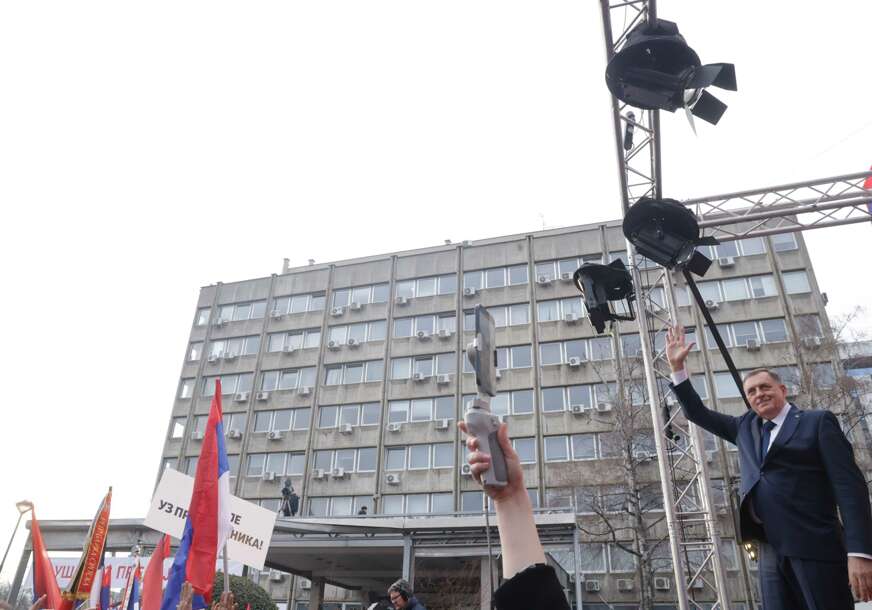 milorad-dodik-protesti-sudjenje-2-872x610