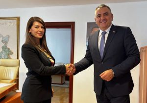 andjelka-kuzmic-i-savo-minic-primopredaja-ministarstva-poljoprivrede-01-872x610