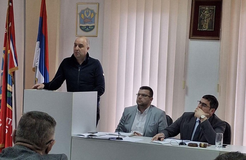 res_1758191828_adamovic-srbac-u-mraku-i-u-rasulu-a-lokalna-vlast-ne-haje