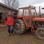 „Prosipam mlijeko, a nemam za ratu“: Mljekar iz Dervente strahuje da će sa četvoro djece završiti na ulici