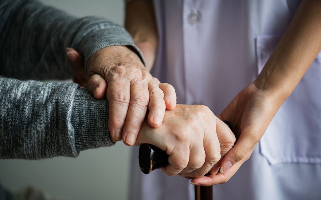 staratelji-negovatelji-dom-za-stare