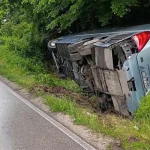 Udes kod Šamca: Auto smrskan, autobus prevrnut (VIDEO, FOTO)