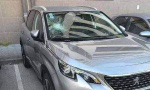 res_1777884268_vandalizam-u-doboju-osteceno-vise-vozila-kod-gradske-uprave