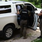 Sumnja u zloupotrebe u vezi sa polaganjem vozačkih ispita: Trojka iz Doboja uhapšena u akciji „Kandidat“ dovedena u Republičko tužilaštvo (FOTO/VIDEO)