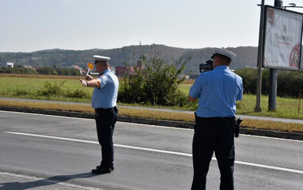 BL-Lako-je-brzinu-smanjiti-policija