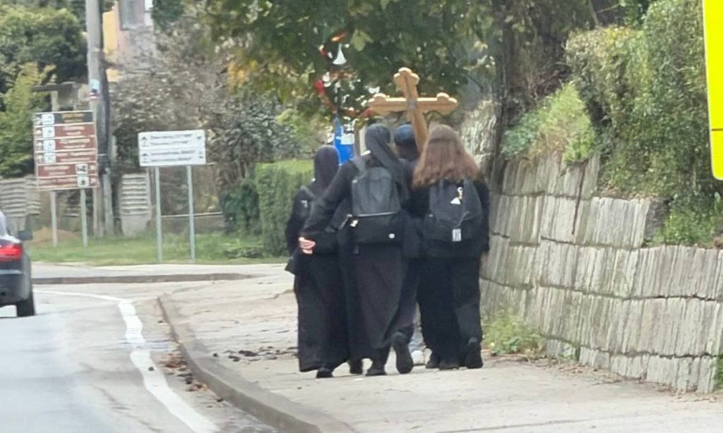 Hodocasnici-ljudi-u-crnom-Doboj