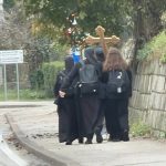 MISTERIOZNA POVORKA U DOBOJU: Ljudi u tamnoj odjeći nose krst, policija otkrila o čemu je riječ