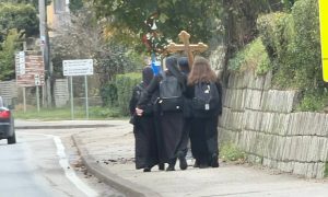 Hodocasnici-ljudi-u-crnom-Doboj